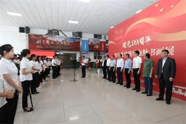 路面出现大面积冰冻，南京江北新区综合行政执法部门抢在早高峰前排险